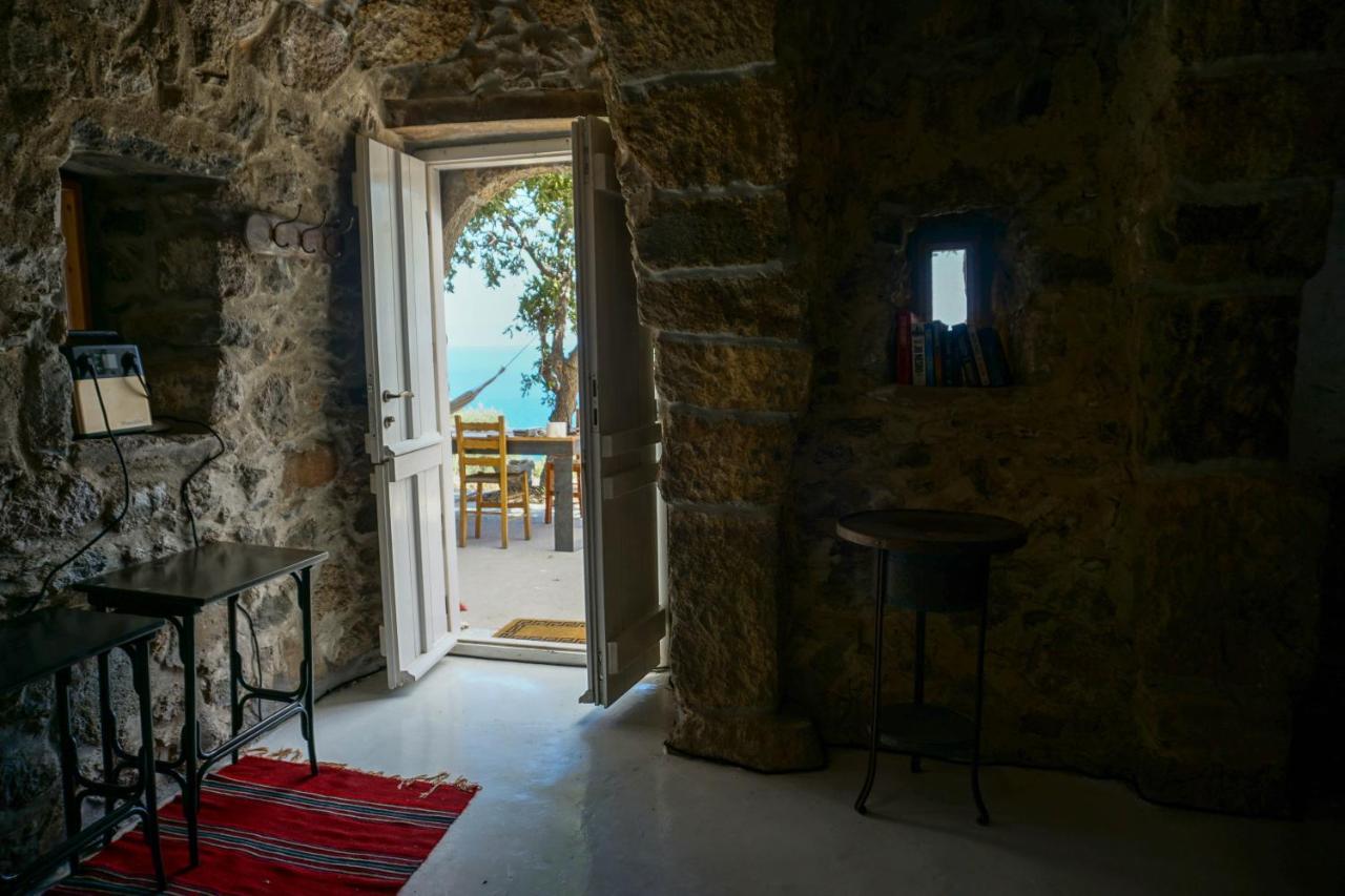 My Old Stone House In A 2 000 Sqm Private Garden With Fab Glamping Tent Mandrákion Buitenkant foto